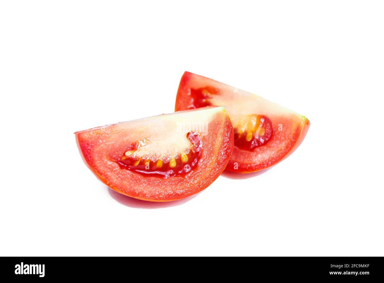 Fette di pomodoro fresco isolate su sfondo bianco. Foto Stock
