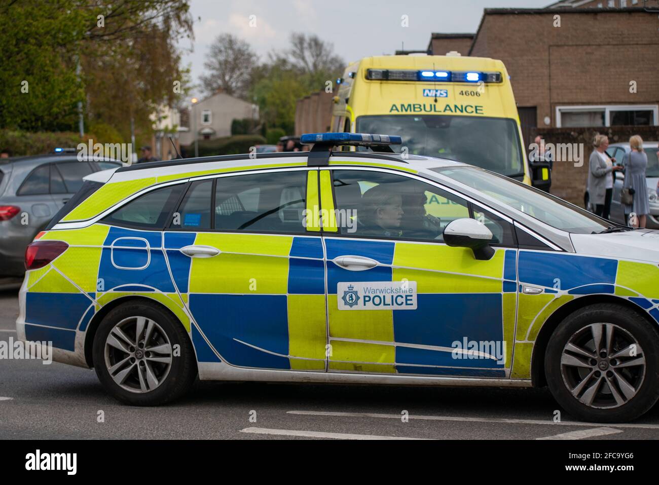 Warwickshire polizia Vauxhall Astra con West Midlands ambulanza Servizio Fiat Ducato ambulanza in background. Incidente a Leamington Spa. Foto Stock