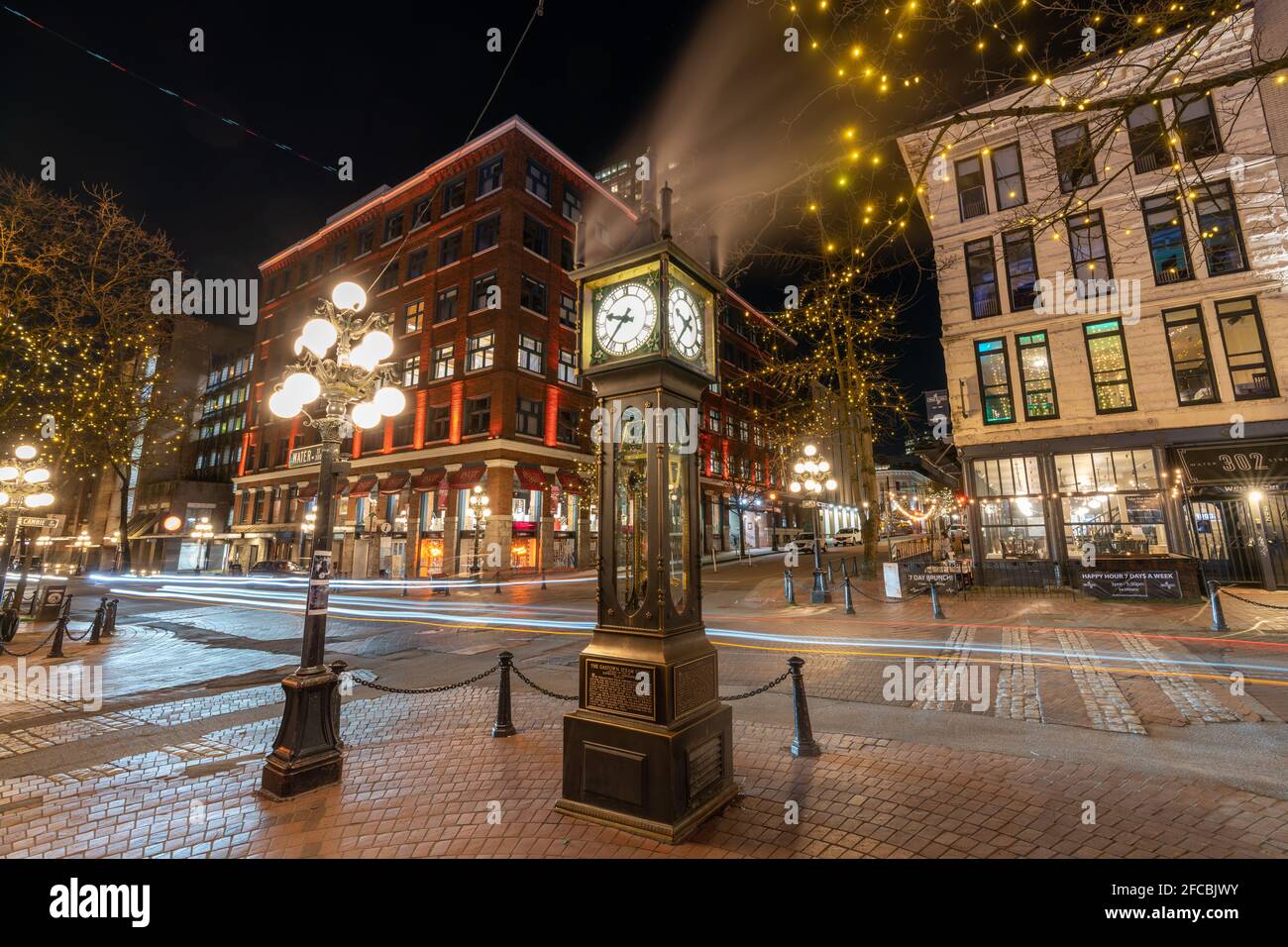 Orologio a vapore Gastown e splendida vista sulla strada del centro di notte. Cambie e Water Street. Vancouver, Canada. Foto Stock