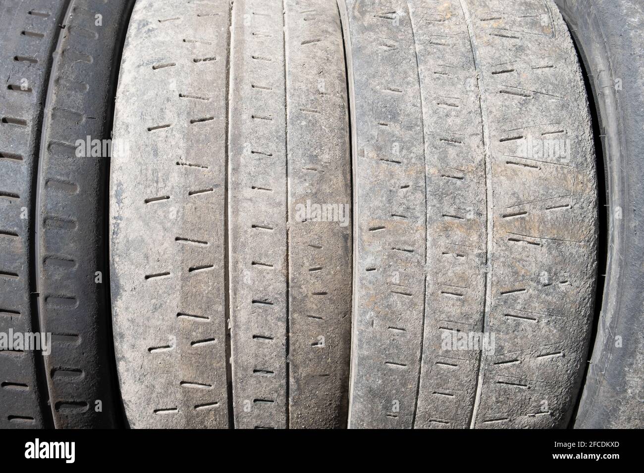superficie di un pneumatico pesante usato. usurato vecchio pneumatico di automobile vecchio concetto di sicurezza di strada impilato Foto Stock