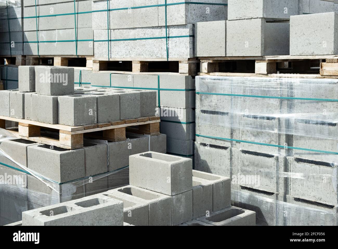 Pila di cemento cemento costruzione blocchi di scorie mattone su pallete nel negozio di hardware Foto Stock