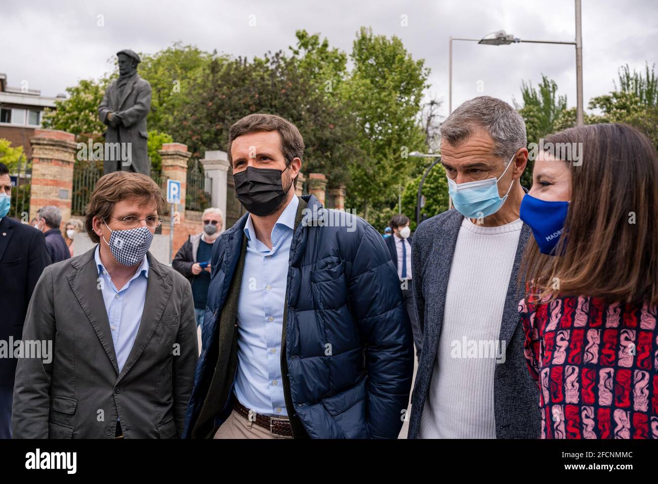 Madrid, Spagna. 23 Apr 2021. Il sindaco di Madrid, Jose Luis Martinez-Almeida (L), il presidente del Partito popolare, Pablo Casado (2L), toni canto (2R) e Andrea Levy (R) visto durante la fiera del libro di Moyano che è nel quadro della Giornata internazionale del libro 2021.Partito politico spagnolo, Partido Popular (Partito popolare) insieme al presidente del partito, Pablo Casado, ha visitato la fiera del libro a Cuesta de Moyano, Madrid. (Foto di Diego Radames/SOPA Images/Sipa USA) Credit: Sipa USA/Alamy Live News Foto Stock