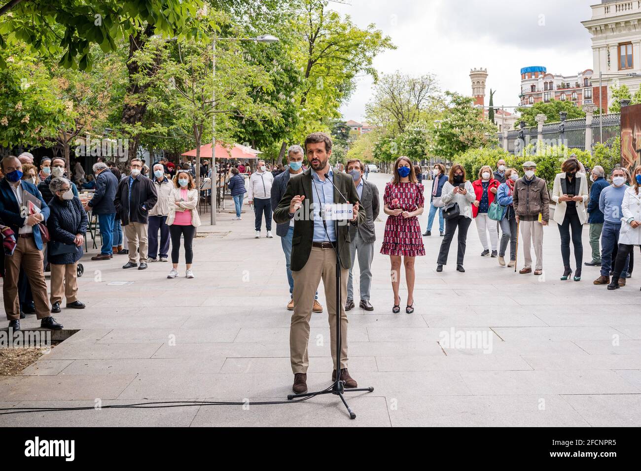 Madrid, Spagna. 23 Apr 2021. Il presidente del Partito popolare, Pablo Casado, parla durante la fiera del libro di Moyano che è all'interno del quadro della Giornata internazionale del libro 2021.il partito politico spagnolo, Partido Popular (Partito popolare) insieme al presidente del partito, Pablo Casado, ha visitato la fiera del libro a Cuesta de Moyano, Madrid. (Foto di Diego Radames/SOPA Images/Sipa USA) Credit: Sipa USA/Alamy Live News Foto Stock