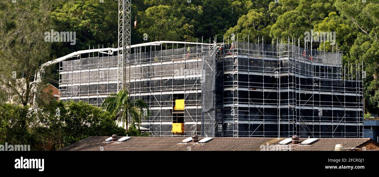Marzo 30.2021. Pompa estesa per braccio in calcestruzzo che fornisce materiale per lo sviluppo di nuove unità residenziali a 56-58 Beane St. Gosford, Australia. Foto Stock