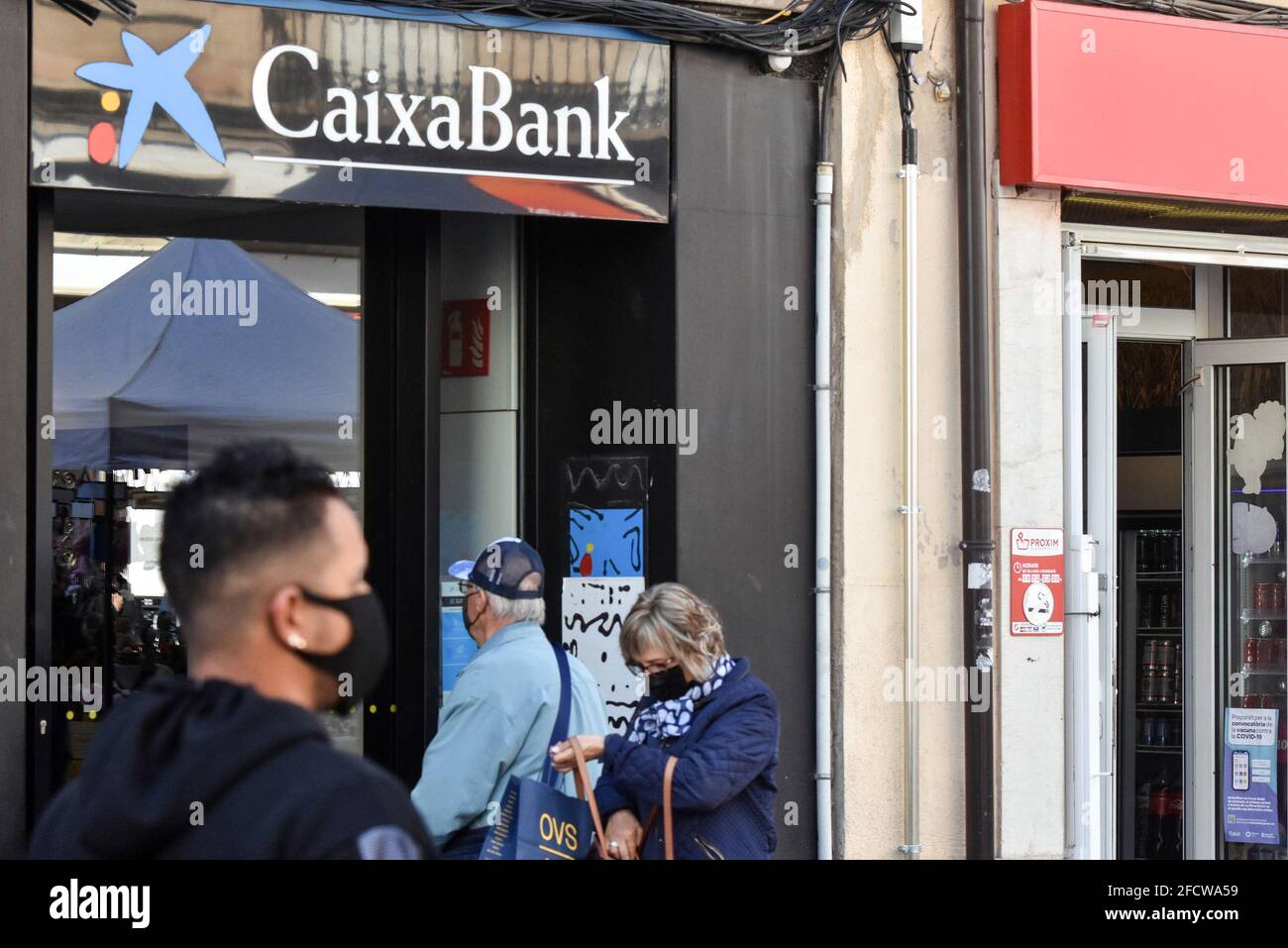 Vendrell, Spagna. 24 Apr 2021. Una vista dell'ingresso alla sede della banca CaixaBank a El Vendrell CaixaBank ha proposto ai sindacati un adeguamento del 18.7% della forza lavoro, cioè 8,291 persone. Questa riduzione dell'occupazione significherebbe che la nuova banca, unita a Bankia, sarebbe stata in grado di passare dagli attuali 44,400 lavoratori a 36,109. Le rettifiche riguardano CaixaBank Espà, non le controllate del gruppo all'estero. (Foto di Ramon Costa/SOPA Images/Sipa USA) Credit: Sipa USA/Alamy Live News Foto Stock