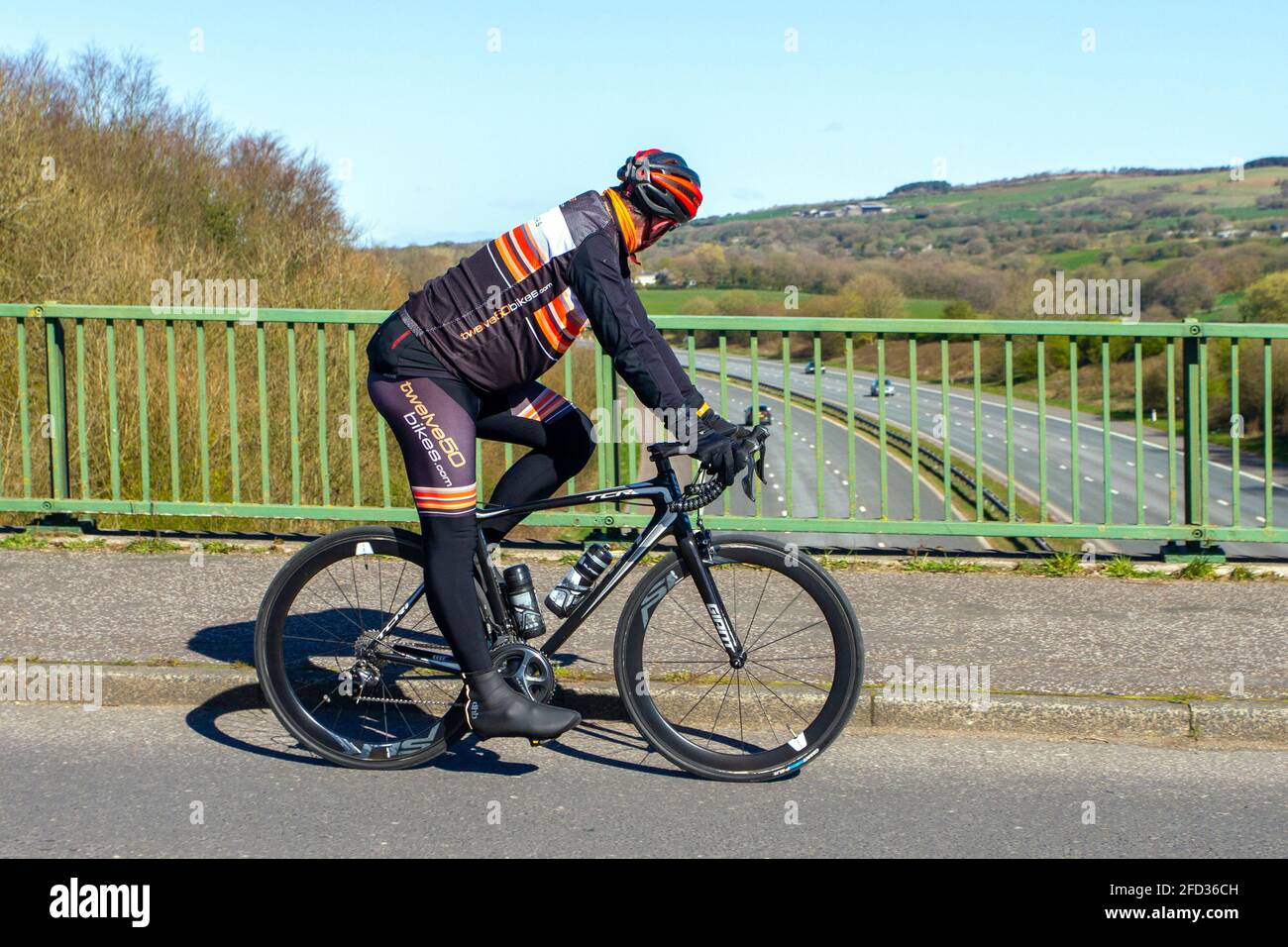 Twelve50 Bikes; bici da corsa maschile TCR Giant Carbon sport bici da strada,  offuscata, bassa velocità dell'otturatore, sfocatura del movimento,  sfocatura, Moto da corsa in movimento, panning in movimento, bicicletta,  telai di