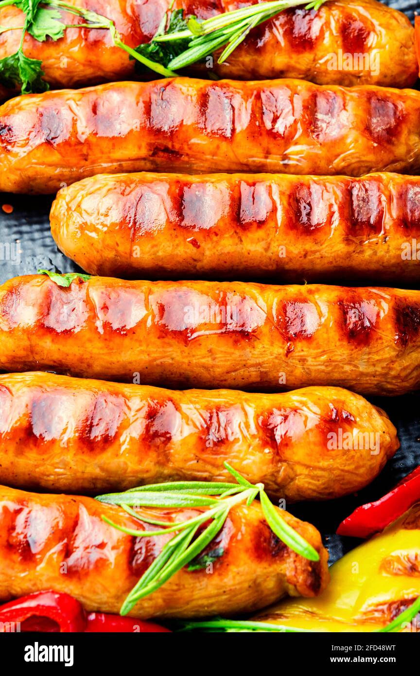 Salsicce di maiale alla griglia sul piatto. Salsicce fritte con rosmarino Foto Stock