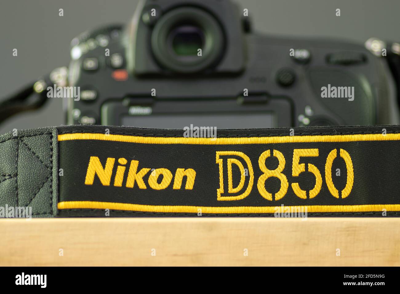 Galle, Sri Lanka - 02 17 2021: Nikon D850 DSLR e cinturino da fotocamera su tavolo in legno primo piano, nuovissimo logo Nikon ricamato in giallo in una costola nera Foto Stock