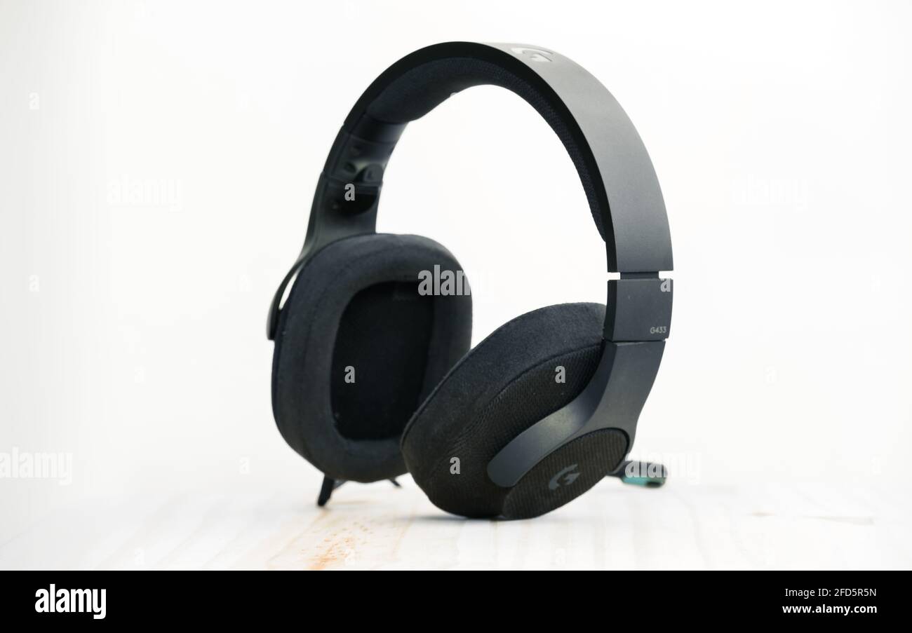 Galle, Sri Lanka - 02 18 2021: Logitech G433 cuffie da gioco in piedi su un  tavolo da computer, la parete di colore neutro dietro, moderno e alto-q  Foto stock - Alamy
