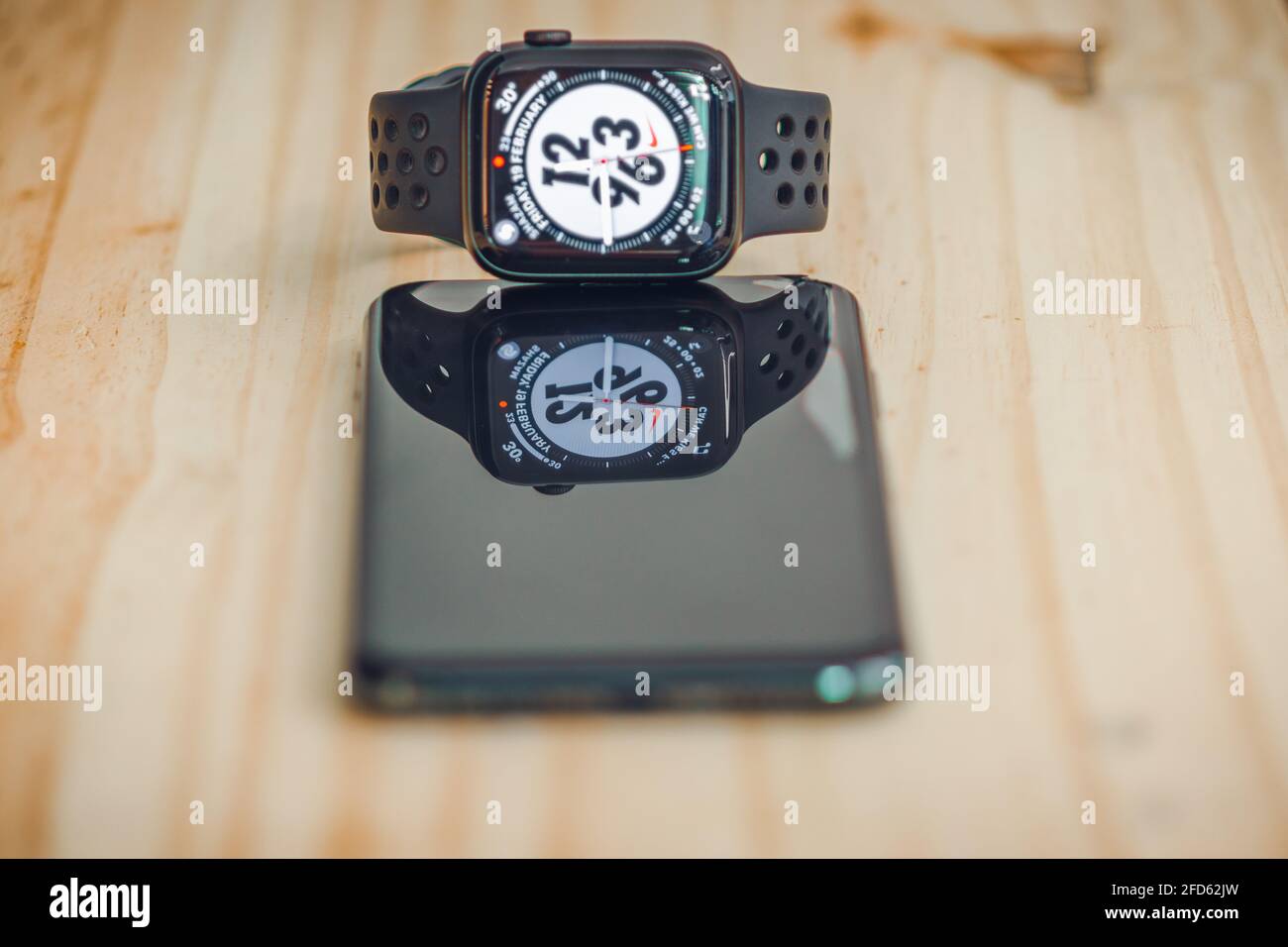 Galle, Sri Lanka - 02 19 2021: Apple i Watch serie 6 e iPhone 11 pro max  posare piatto in un tavolo di legno, orologio analogico display di Watch e  riflettere su a Foto stock - Alamy