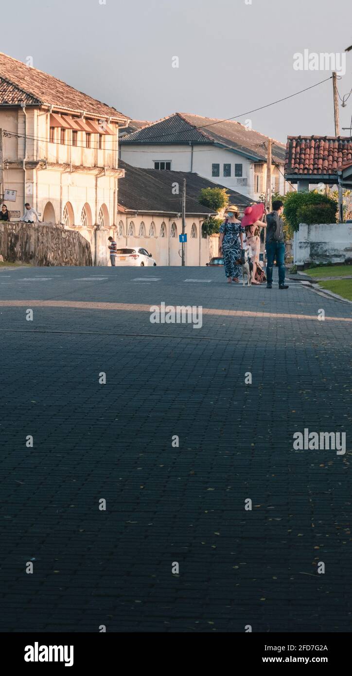 Galle, Provincia del Sud, Sri Lanka - 02 12 2021: Turisti che amano la serata, passeggiando per le strade panoramiche del Forte di Galle, un simbolo e storico l Foto Stock