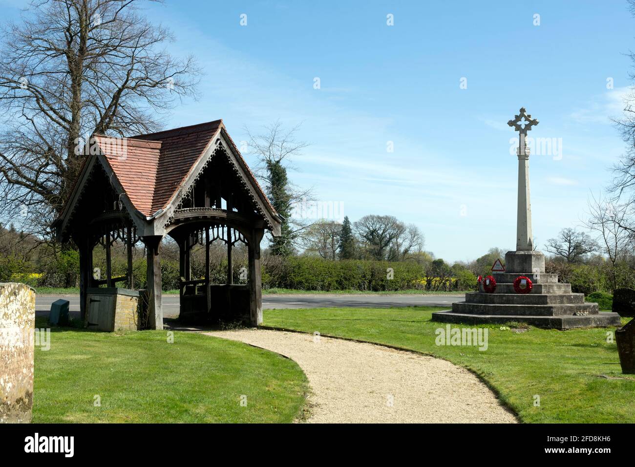 La lichgate e il memoriale di guerra, Santa Trinity Church, Hatton, Warwickshire, Inghilterra, REGNO UNITO Foto Stock