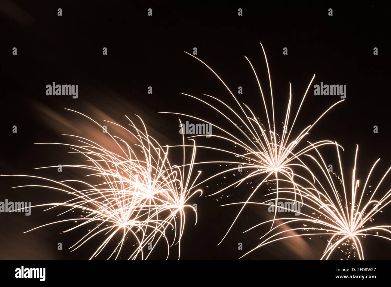 Spettacolo di fuochi d'artificio di lusso con splendide stelle dorate. Fuochi  d'artificio di qualità superiore, ad esempio la vigilia di Capodanno o il  giorno dell'Indipendenza Foto stock - Alamy