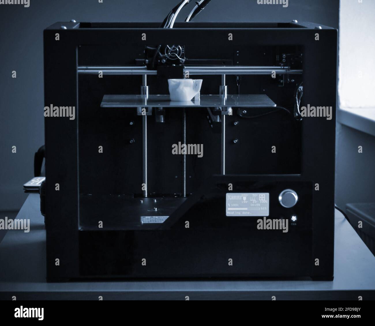 Oggetti stampati da una stampante 3d. La stampante 3d tridimensionale automatica esegue Foto Stock