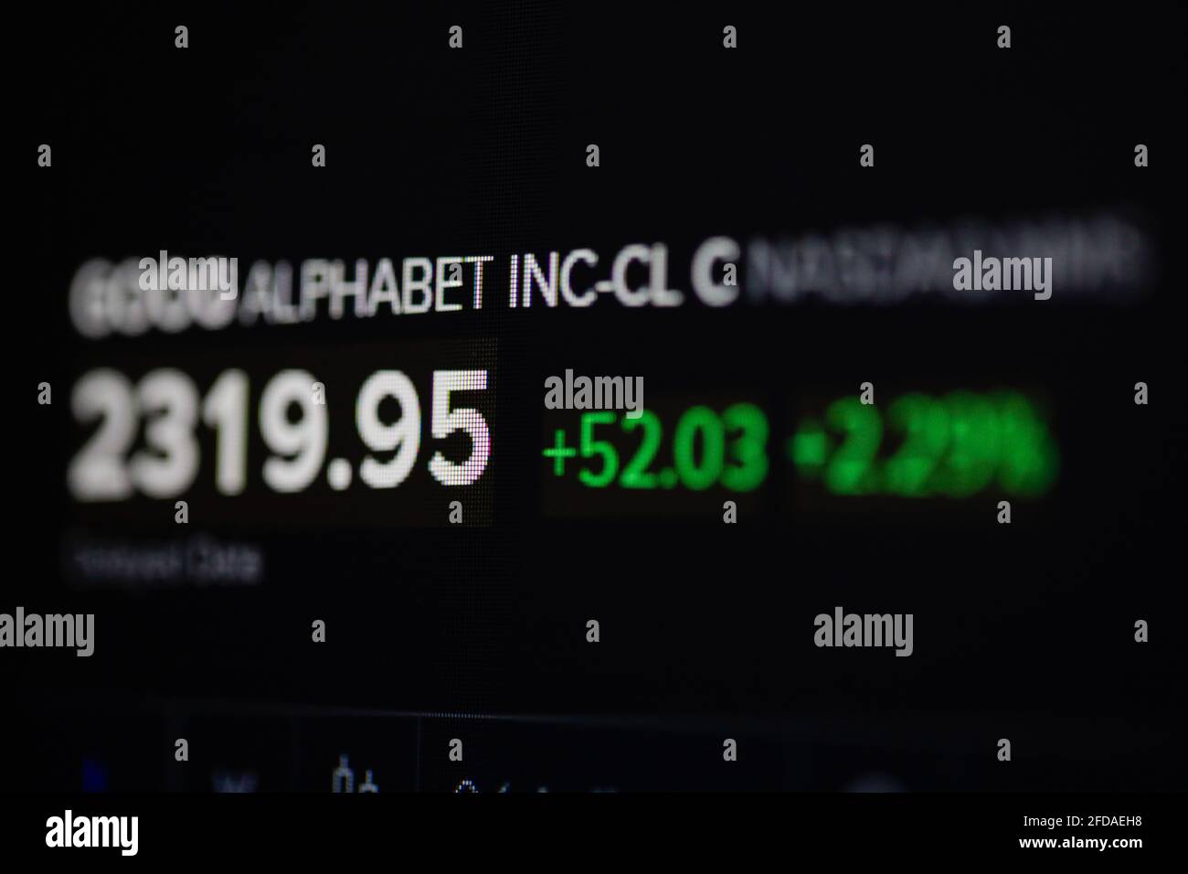 Bucarest, Romania - 24 aprile 2021: Profondità di campo bassa (fuoco selettivo) e immagine macro con citazione Alphabet (Google) su uno schermo digitale. Foto Stock