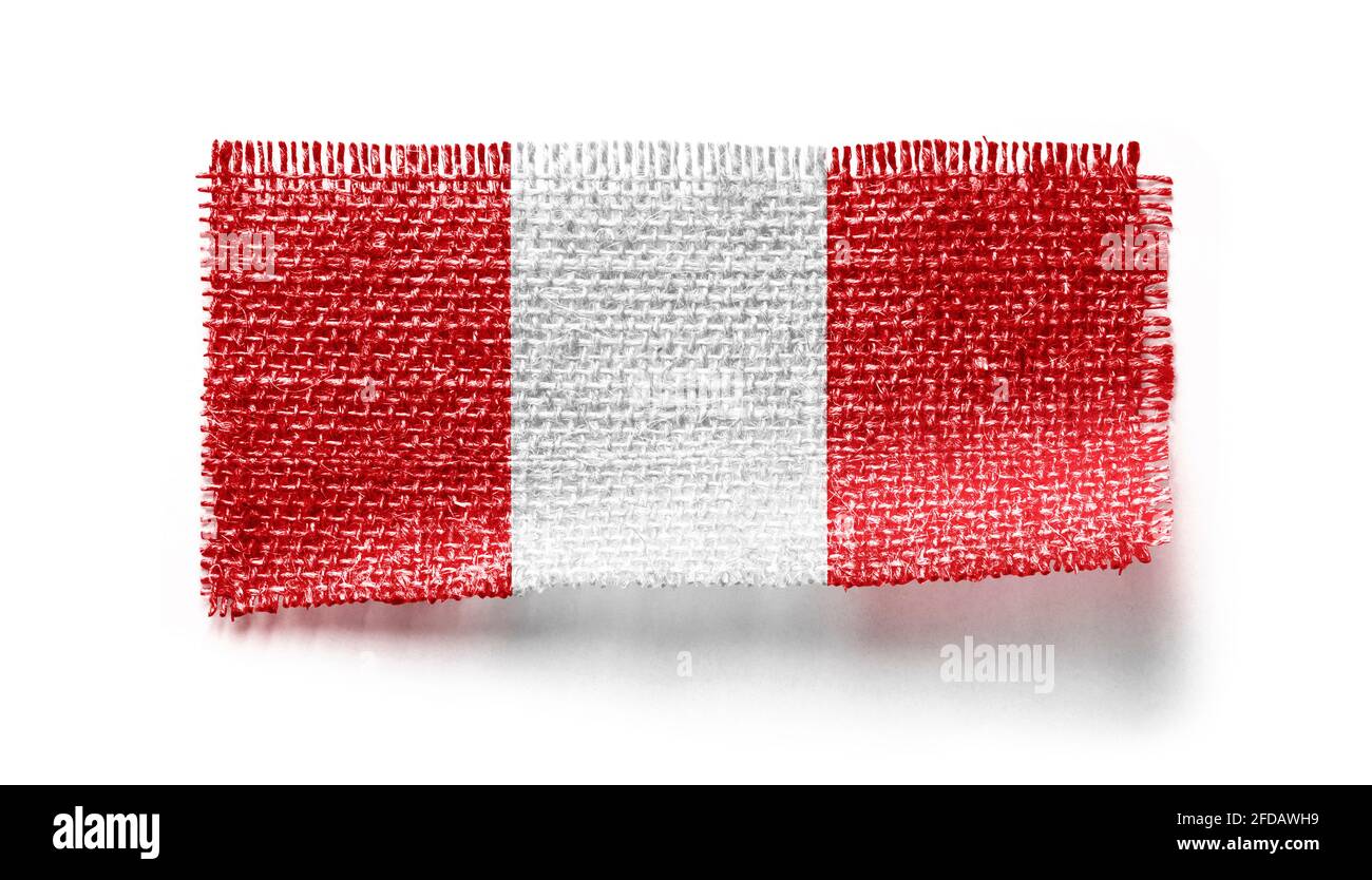Bandiera del Perù su un pezzo di stoffa su un bianco sfondo Foto Stock