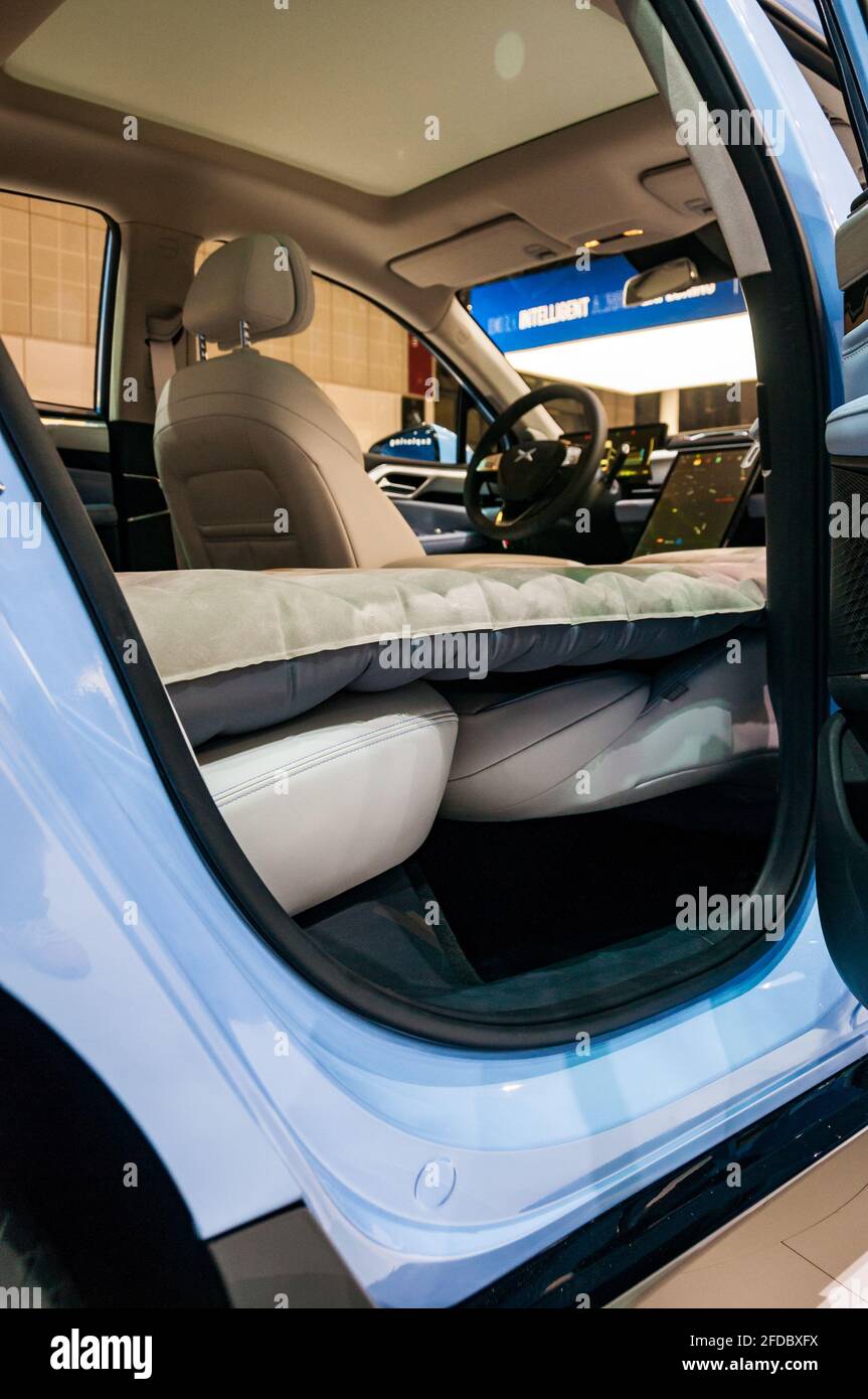 All'interno del display Xpeng P5 che mostra la modalità sleep al 2021 Shanghai Auto Show, Cina. Foto Stock