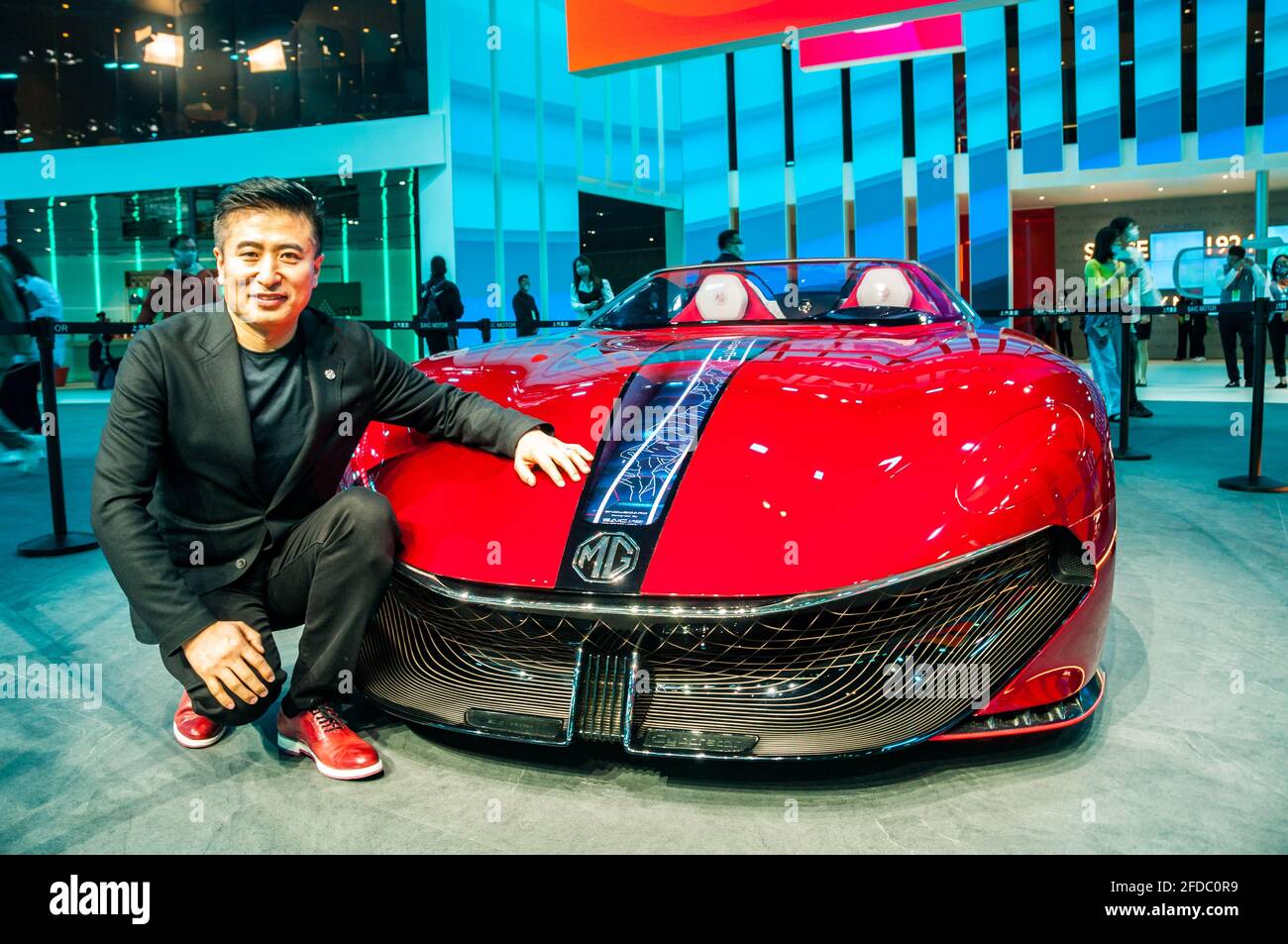 Shao Jingfeng, Vicepresidente del Design del SAIC Motor Technical Center, con LA MG Cyberster Electric Roadster al Shanghai Auto Show 2021, Cina. Foto Stock