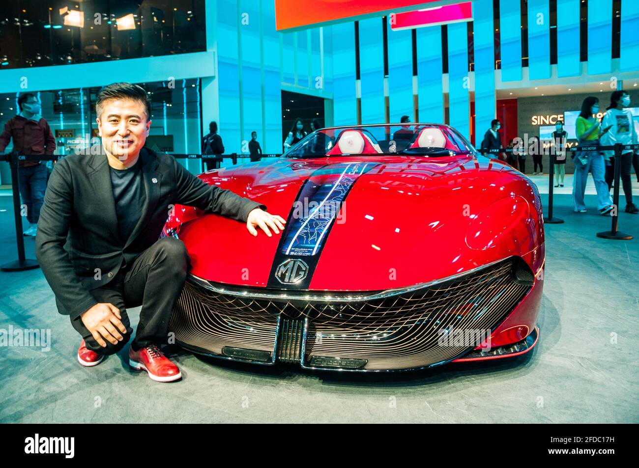 Shao Jingfeng, Vicepresidente del Design del SAIC Motor Technical Center, con LA MG Cyberster Electric Roadster al Shanghai Auto Show 2021, Cina. Foto Stock