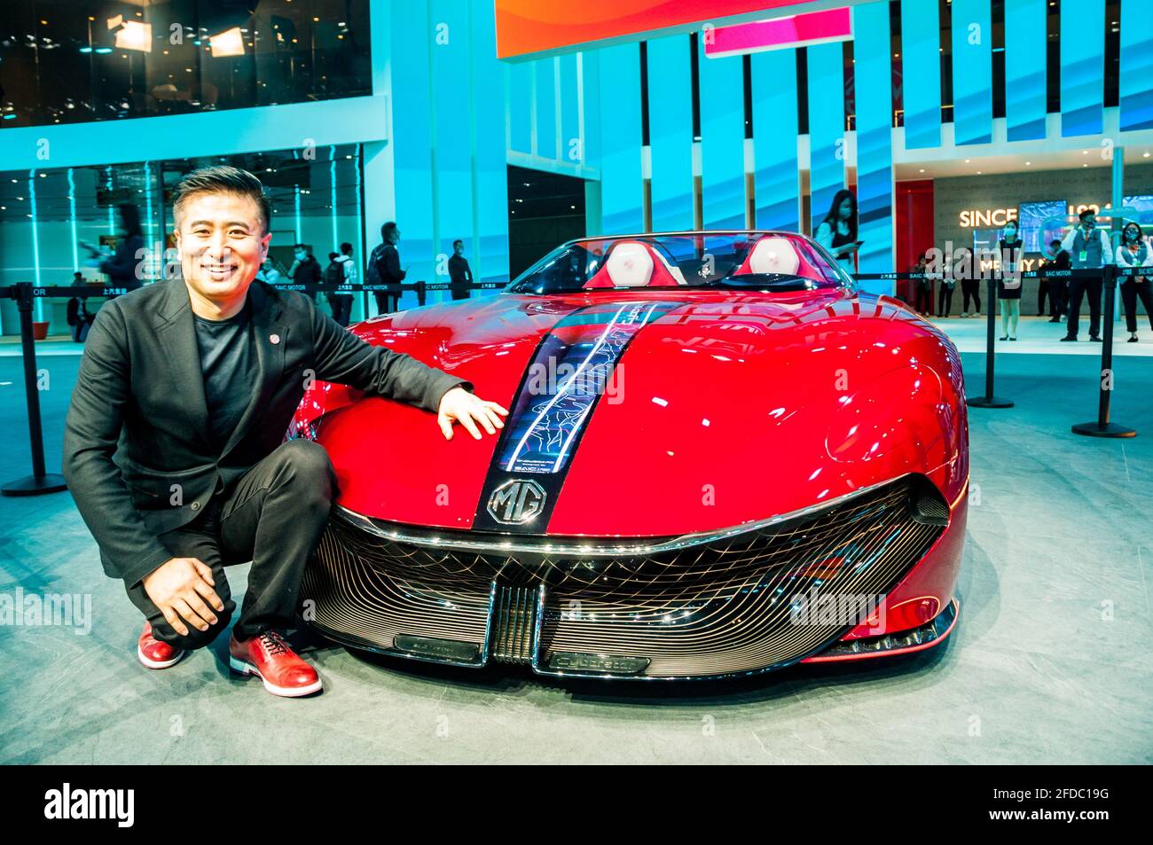 Shao Jingfeng, Vicepresidente del Design del SAIC Motor Technical Center, con LA MG Cyberster Electric Roadster al Shanghai Auto Show 2021, Cina. Foto Stock