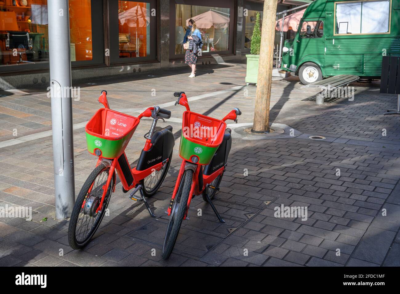 Due biciclette elettriche Lime + Uber parcheggiate su Hans Crescent, fuori Harrods, 23 aprile 2021, Knightsbridge, Londra Foto Stock