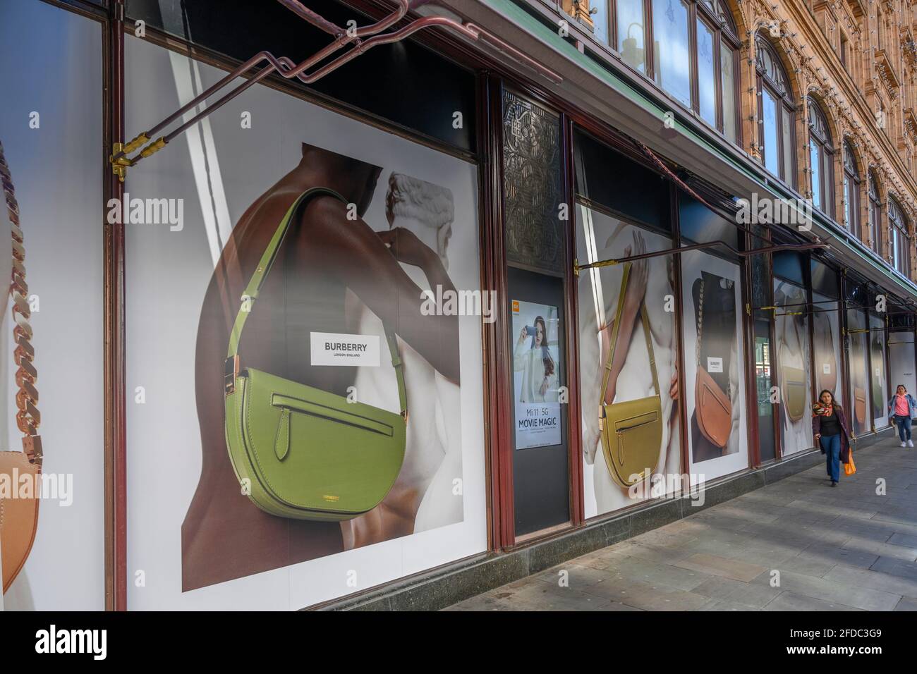 Vetrata Burberry alla facciata Harrods di Brompton Road, 23 aprile 2021, Knightsbridge, Londra Foto Stock