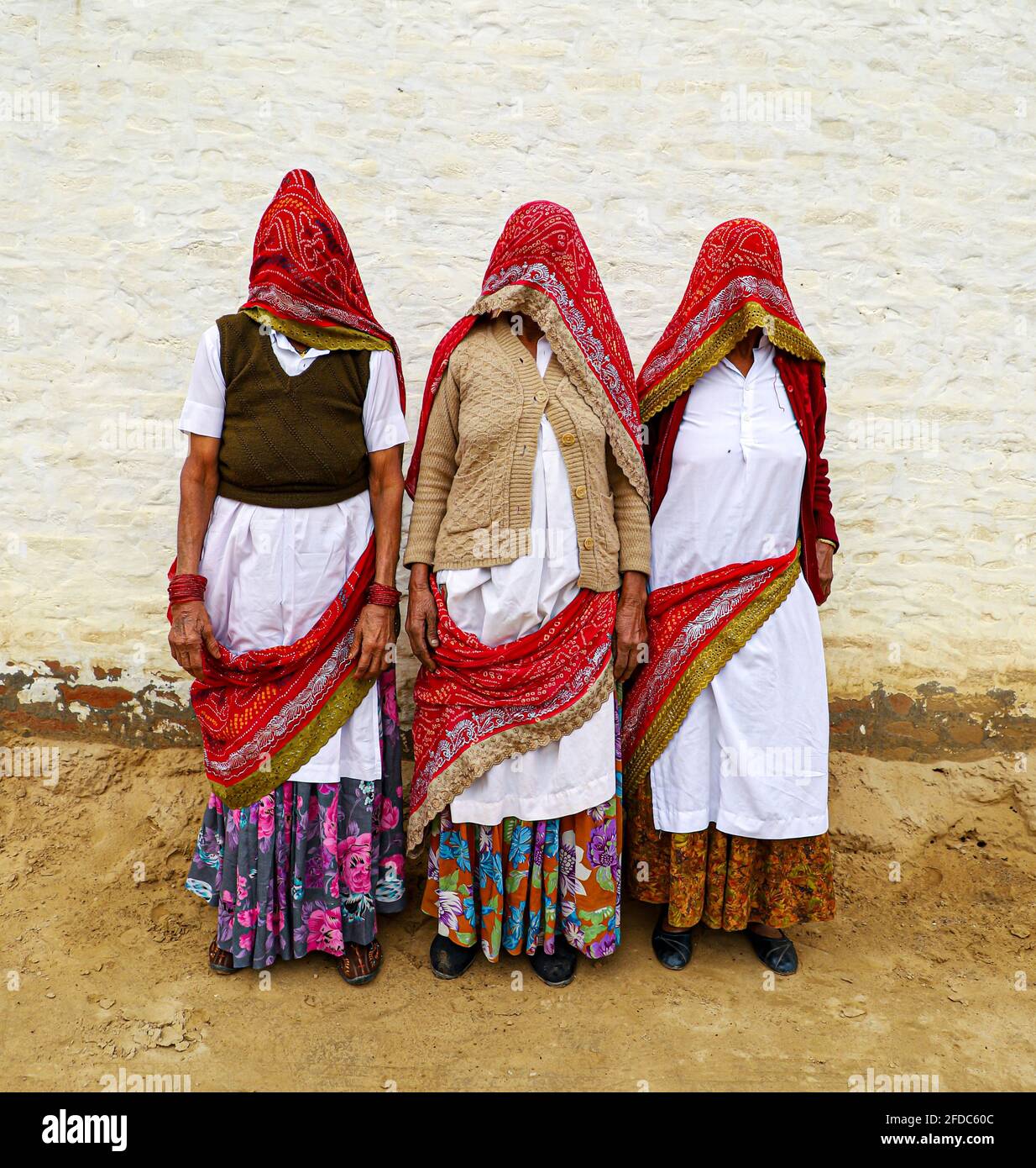ritratto di donna indiana anziana, coprendo il viso da abiti tradizionali. Foto Stock