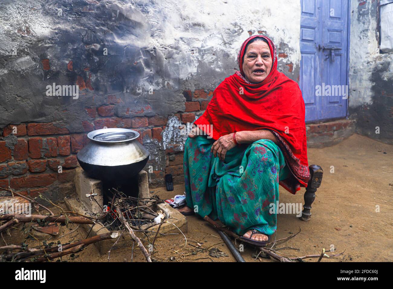 ritratto di donna indiana anziana, facendo cibo a casa sua. Foto Stock