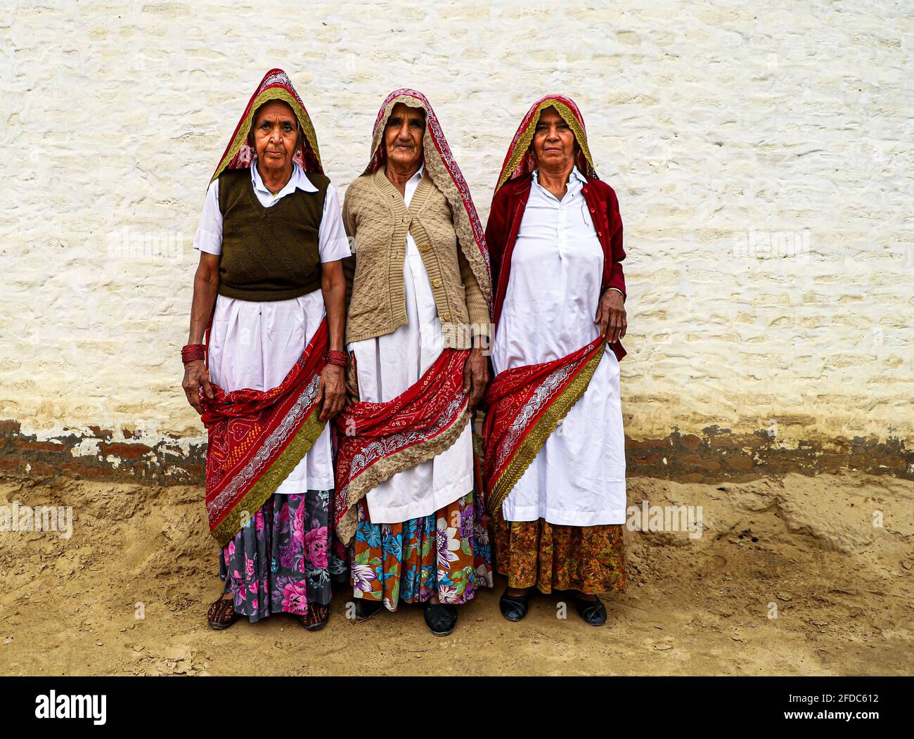 ritratto di donna indiana anziana, coprendo il viso da abiti tradizionali. Foto Stock