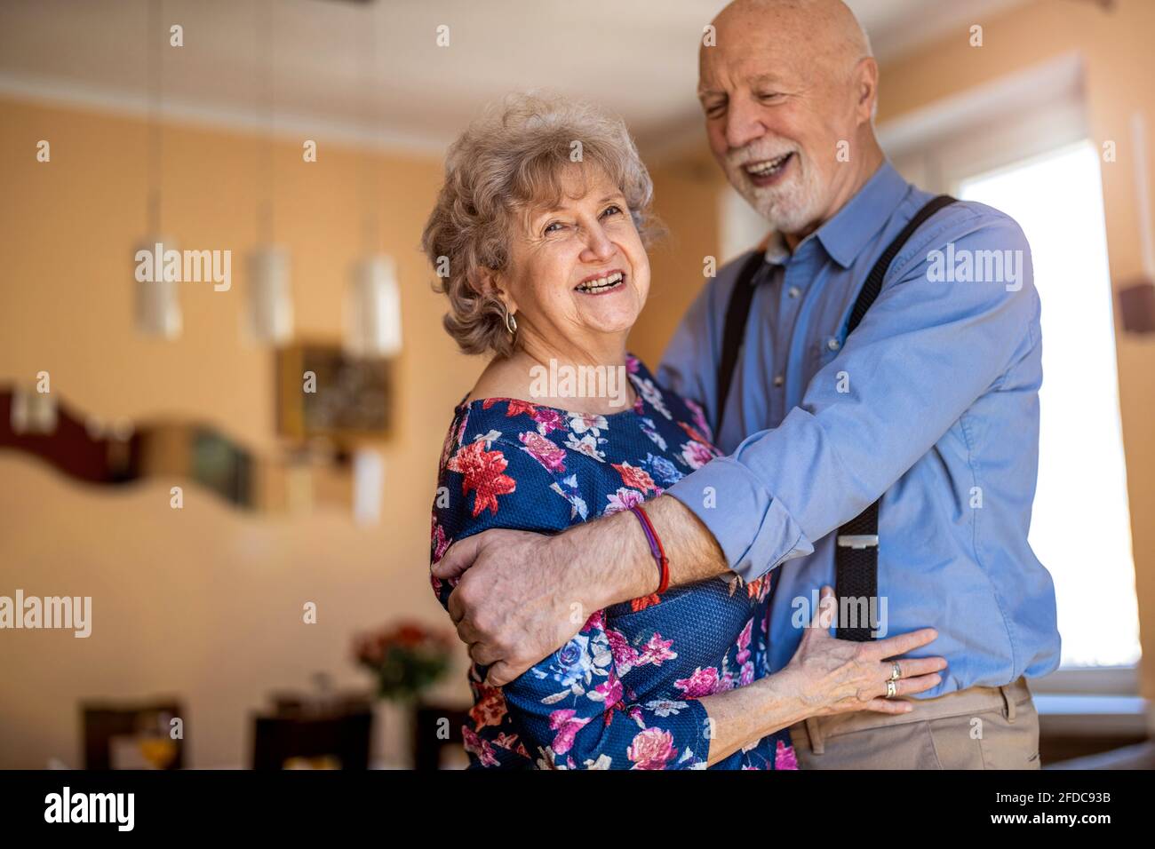 Felice coppia senior ballare insieme a casa Foto Stock