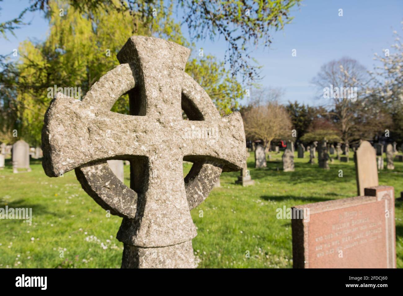 Primo piano della scultura funeraria a croce cristiana nel cimitero di North Sheen, Mortlake, Londra, Inghilterra, Regno Unito Foto Stock