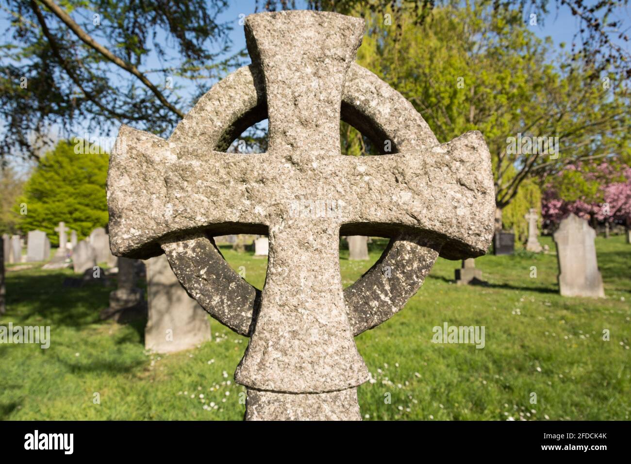 Primo piano della scultura funeraria a croce cristiana nel cimitero di North Sheen, Mortlake, Londra, Inghilterra, Regno Unito Foto Stock
