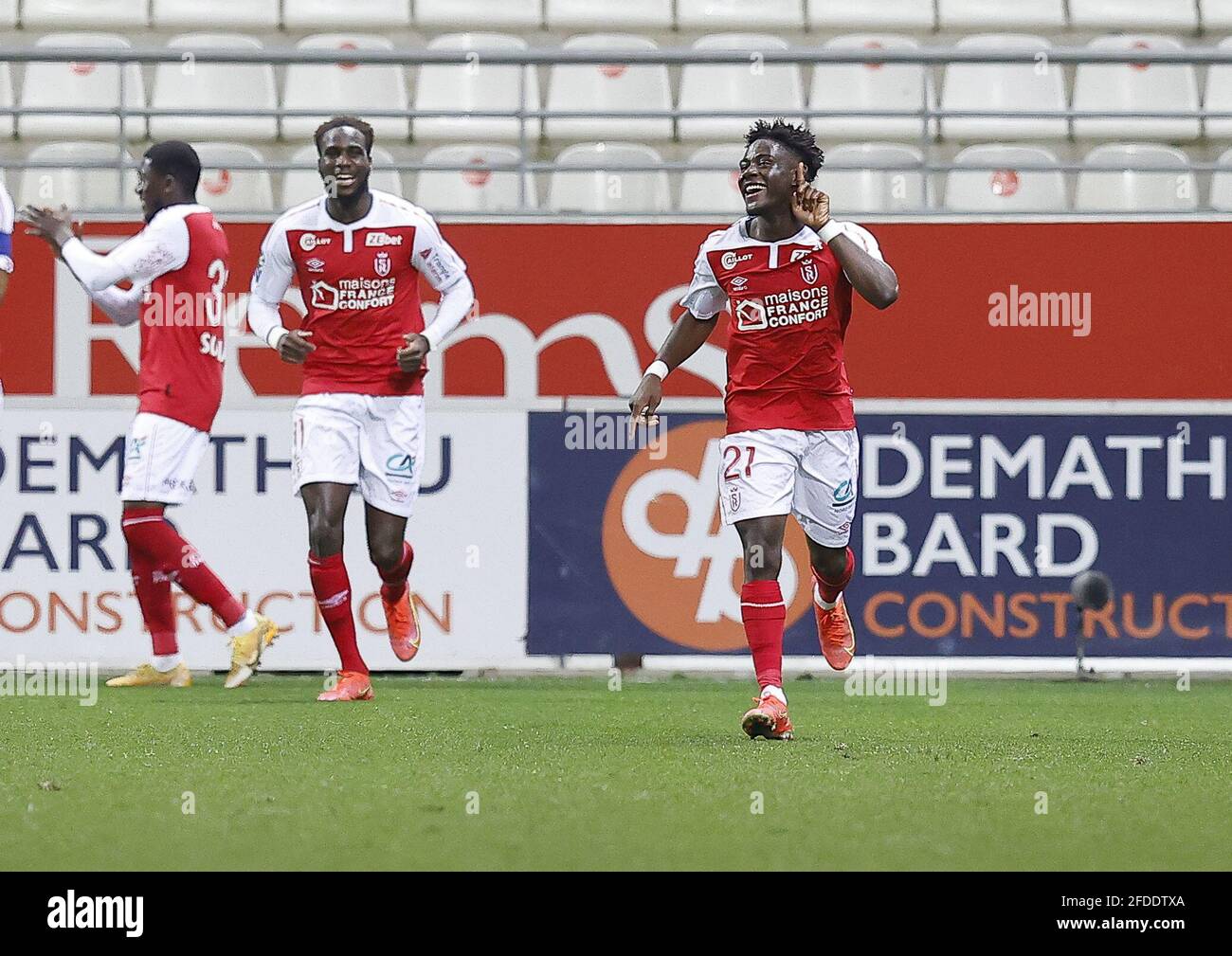Nathanael Mbuku di Reims celebra il suo obiettivo durante il campionato  francese Ligue 1 partita di calcio tra Stade de Reims e Olympique de  Marseille il 23 aprile 2021 allo stadio Auguste