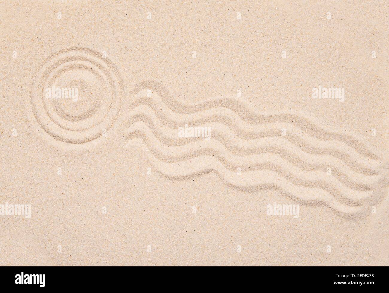 Struttura sabbiosa, vista dall'alto della sabbia tropicale con motivi astratti, rotondi e linee sulla sabbia. Immagine concettuale sullo zen, la meditazione, il relax Foto Stock