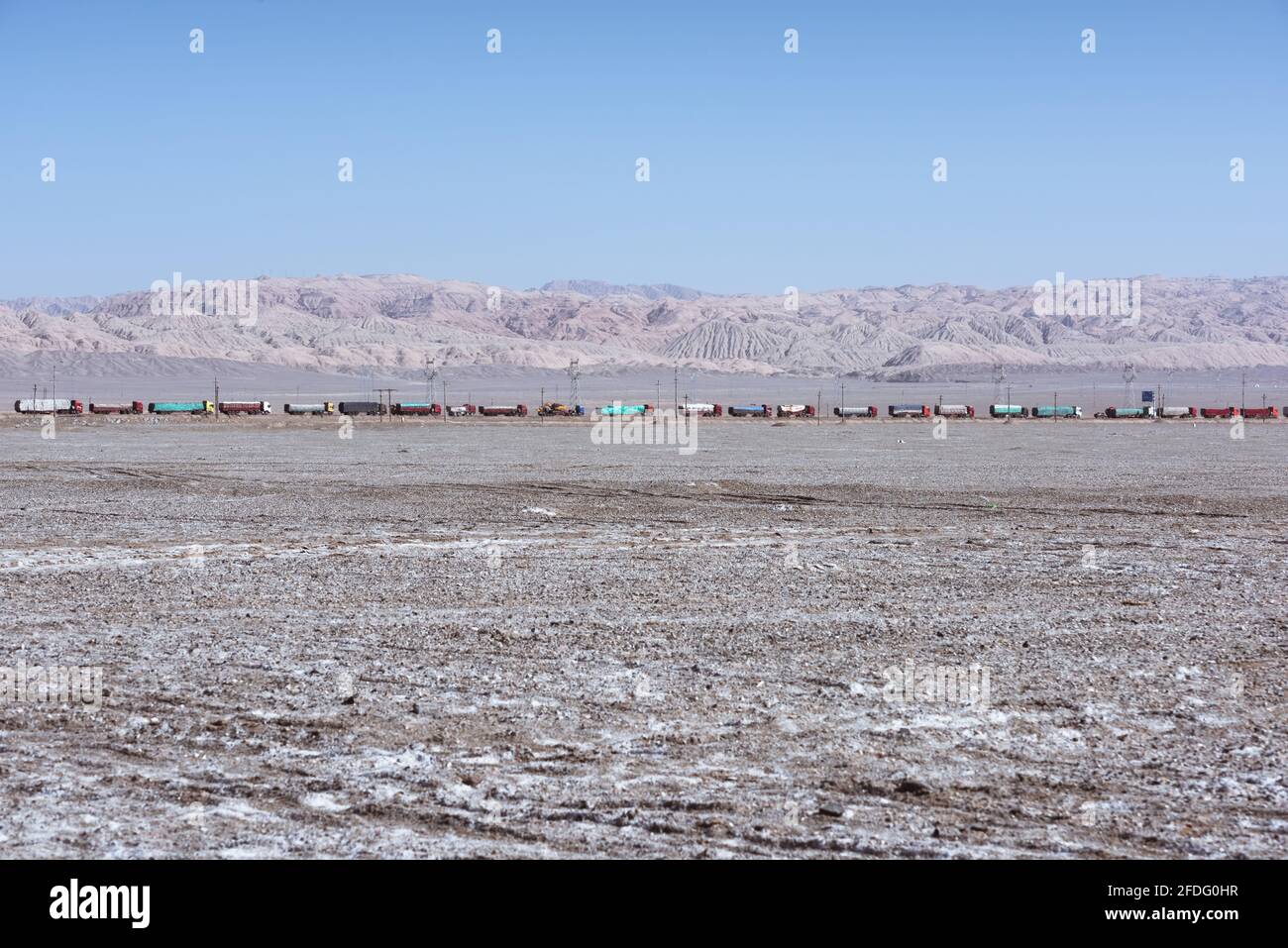Un importante ingorgo stradale sull'autostrada sul Gobi Deserto nel nord-ovest della Cina Foto Stock