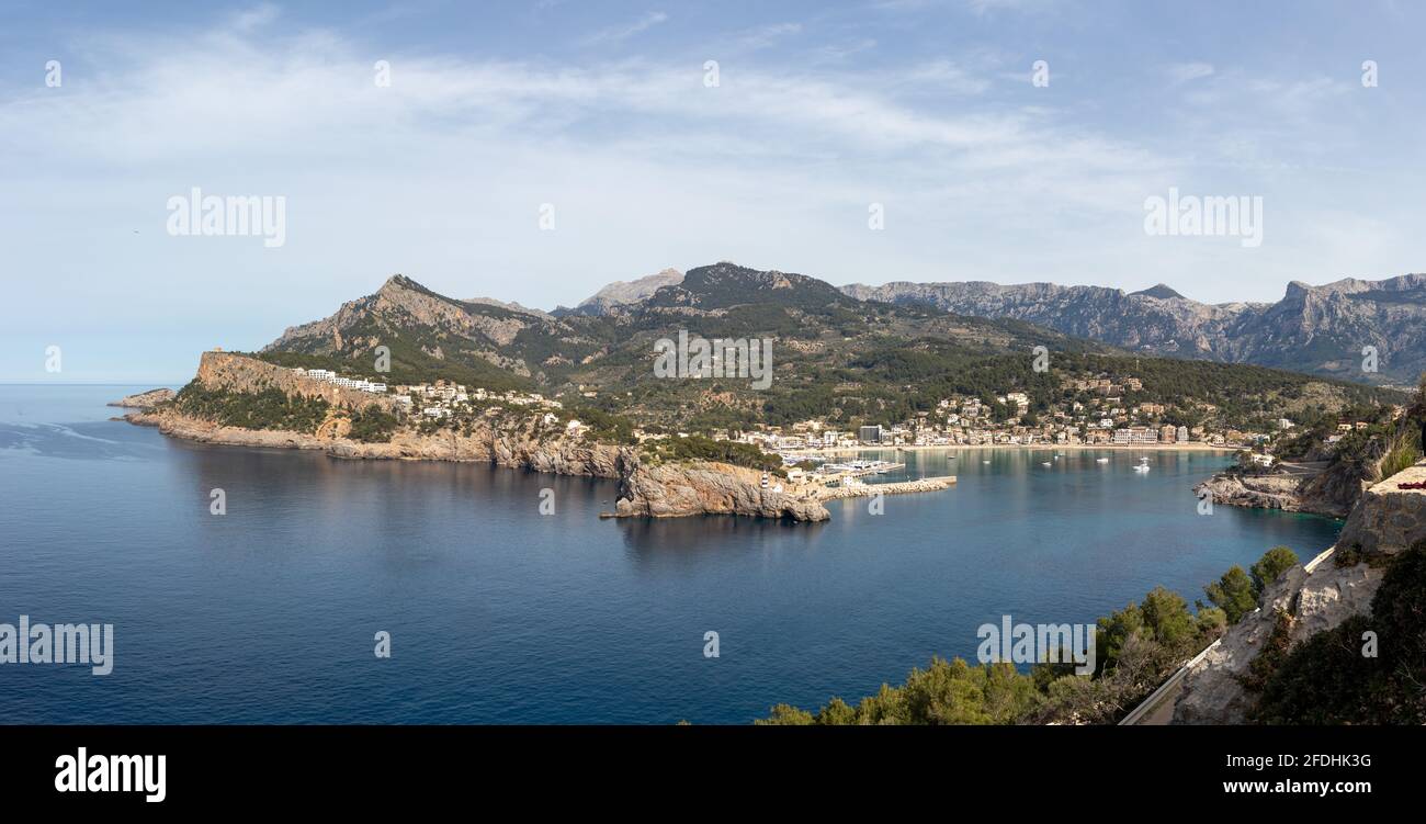 Vista panoramica di Port de soller con faro e baia, maiorca spagna. Foto Stock
