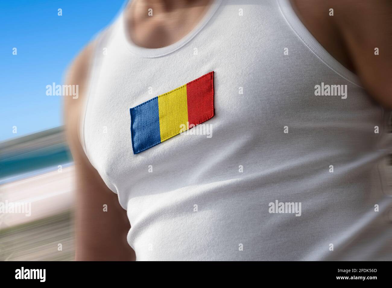 La bandiera nazionale della Romania sul petto dell'atleta Foto Stock