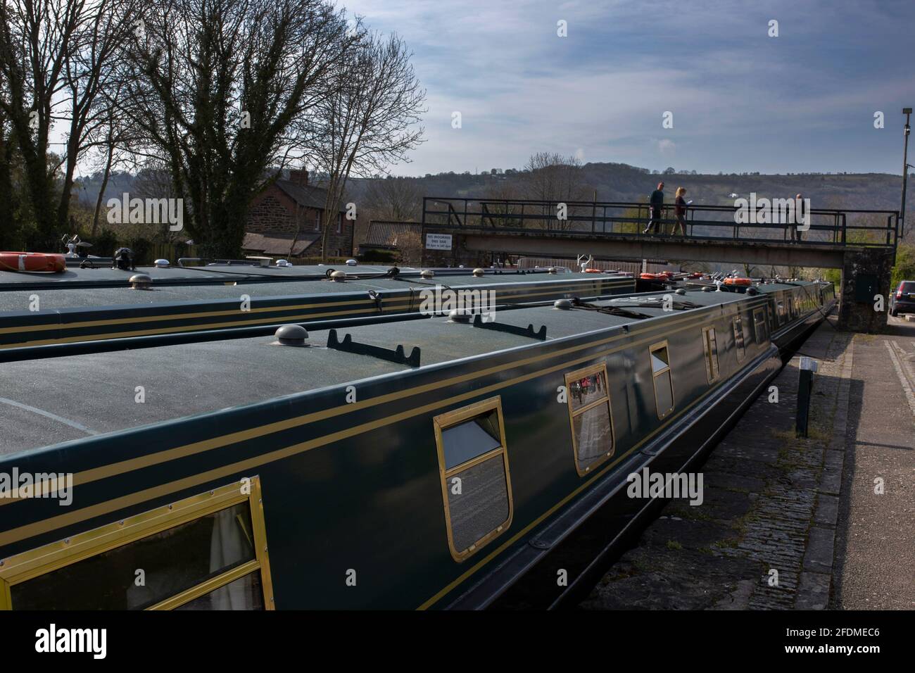 Chiatte le barche strette sul canale di Llangollen a Pontcysyllte, l'acquedotto più alto del Regno Unito, il Galles Foto Stock