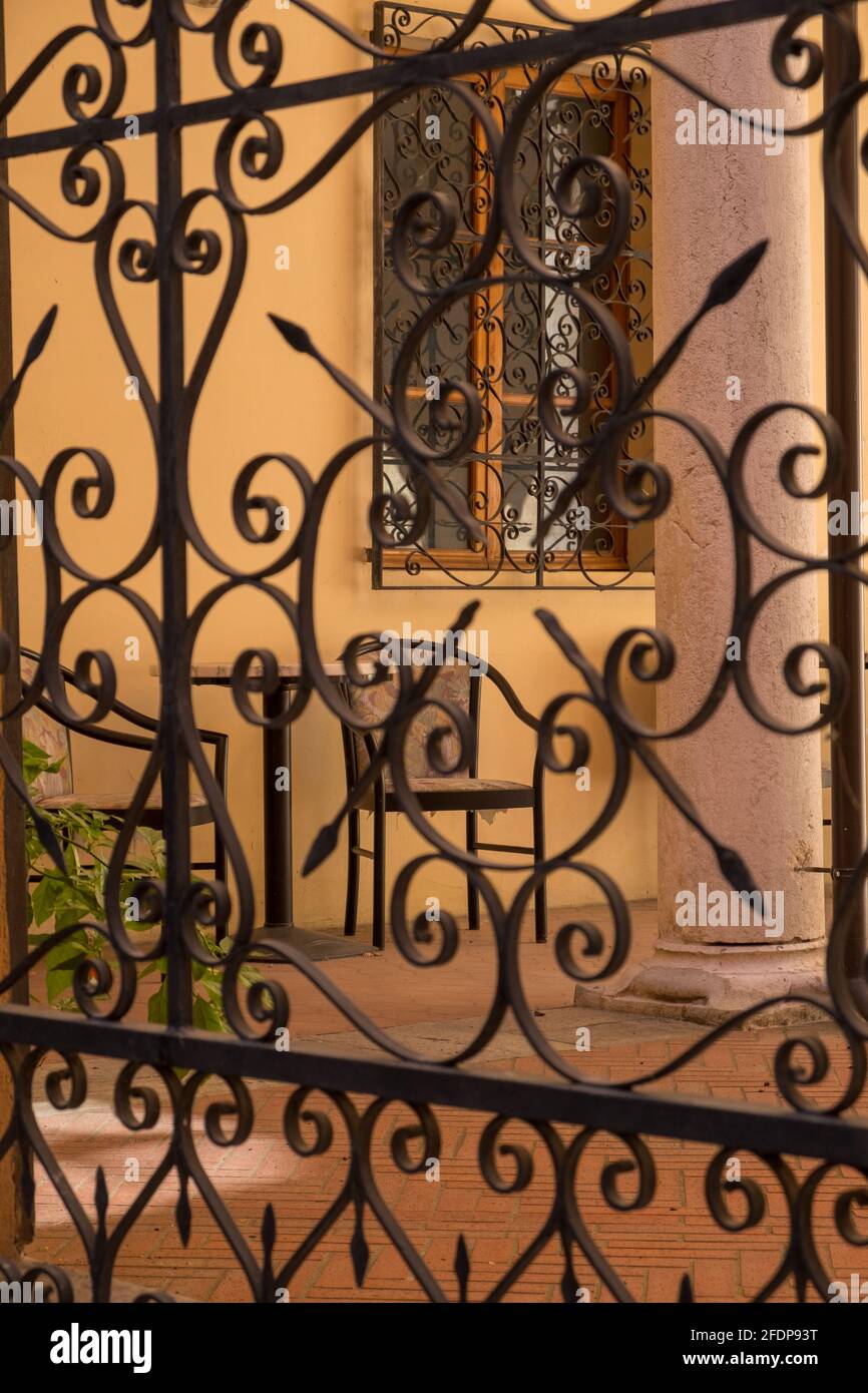Area salotto cortile con lavori di ferro in casa, Piacenza, Emilia-Romagna, Italia Foto Stock