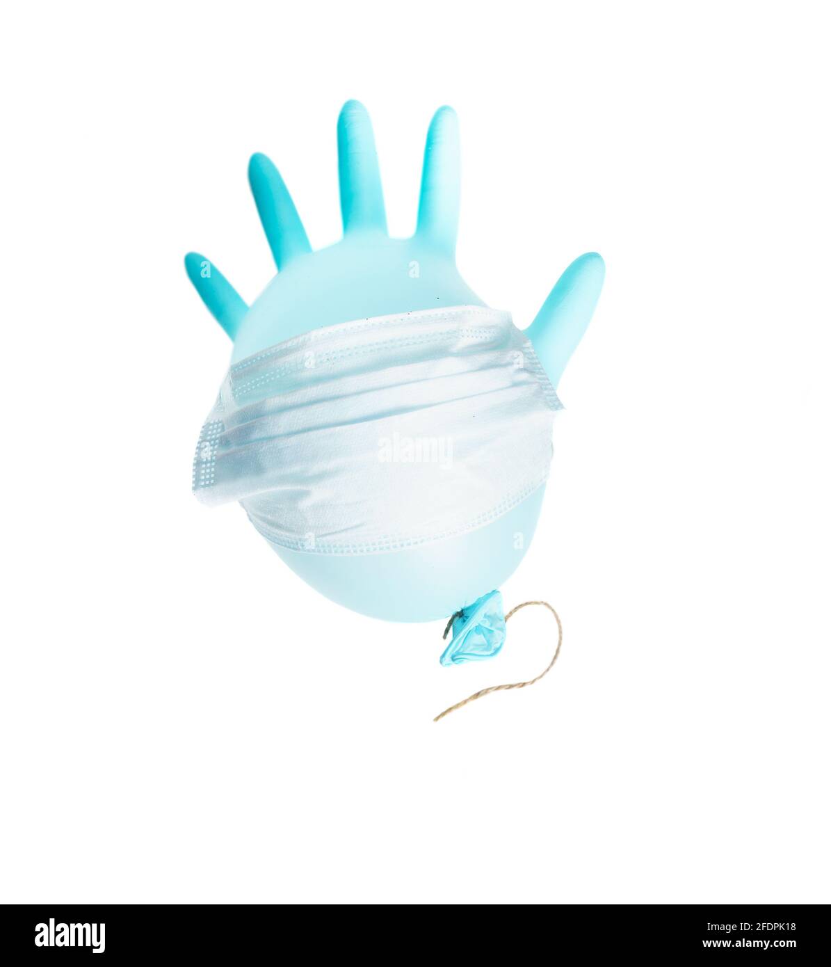 Guanto medico blu gonfiato con maschera monouso isolata su bianco. Foto Stock