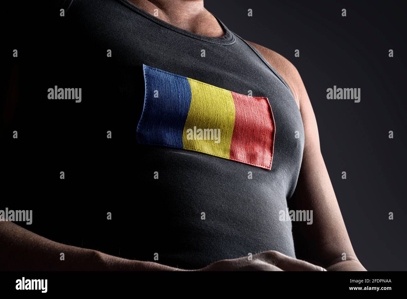 La bandiera nazionale della Romania sul petto dell'atleta Foto Stock