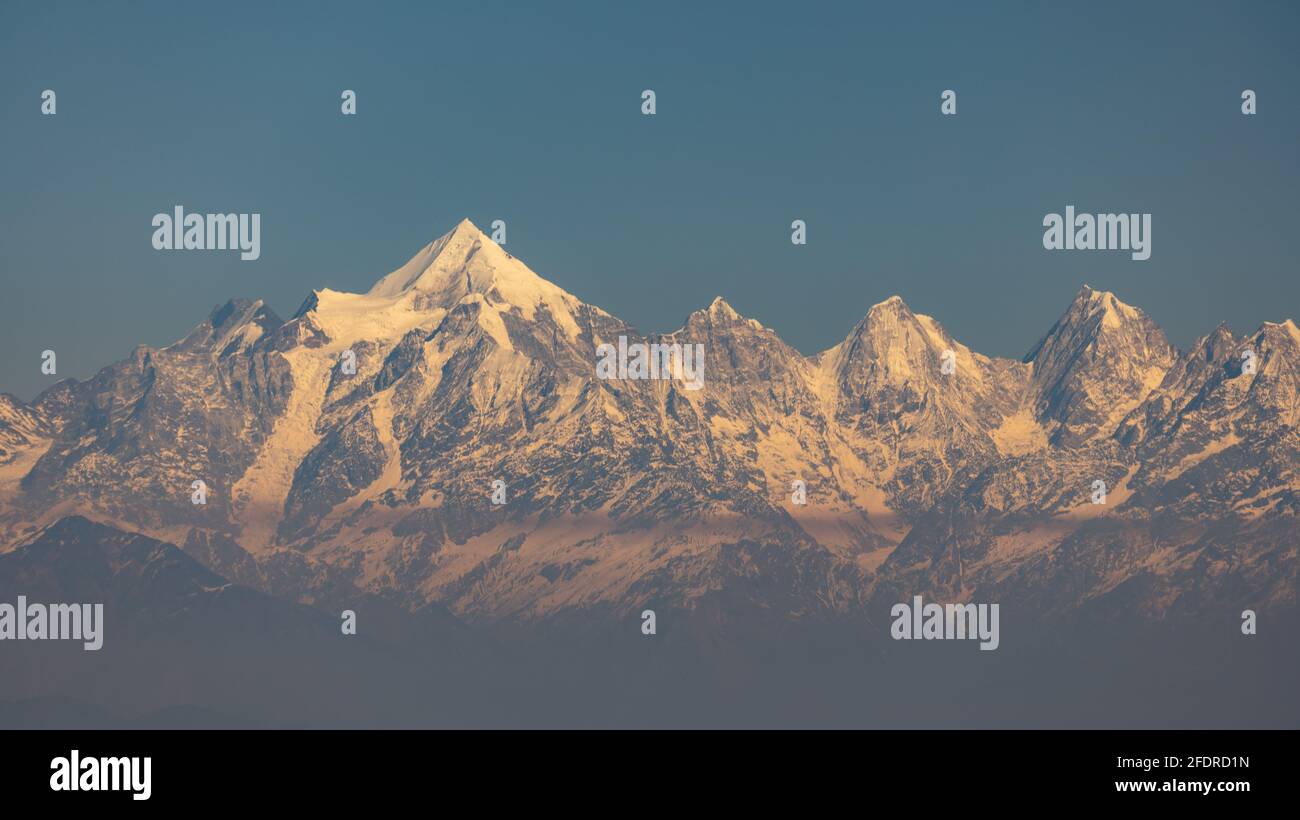 Vista della famosa cima di Nanda Devi con il Picchi di Panchachuli Foto Stock