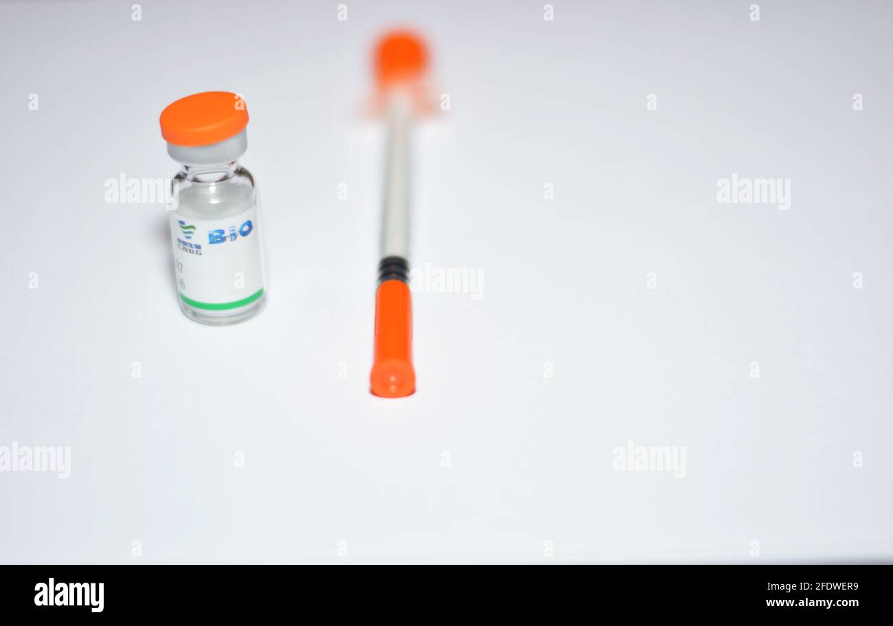 Vaccino Sinopharm COVID-19 in flacone, vaccino Sars-Cov-2 in vero cellula inattivata, Sinopharm è una società statale cinese Foto Stock