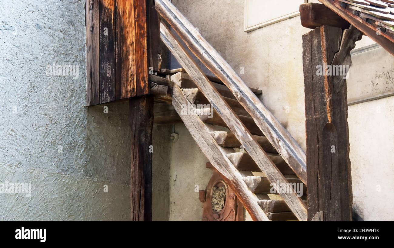 Vecchie scale di legno in un cortile della chiesa Foto Stock