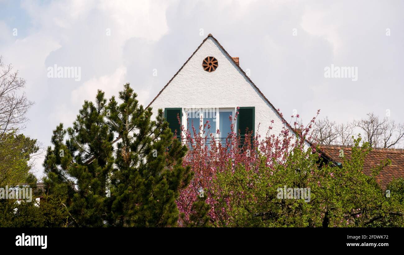 Piccola casa di famiglia con un tetto ripido in natura Foto Stock