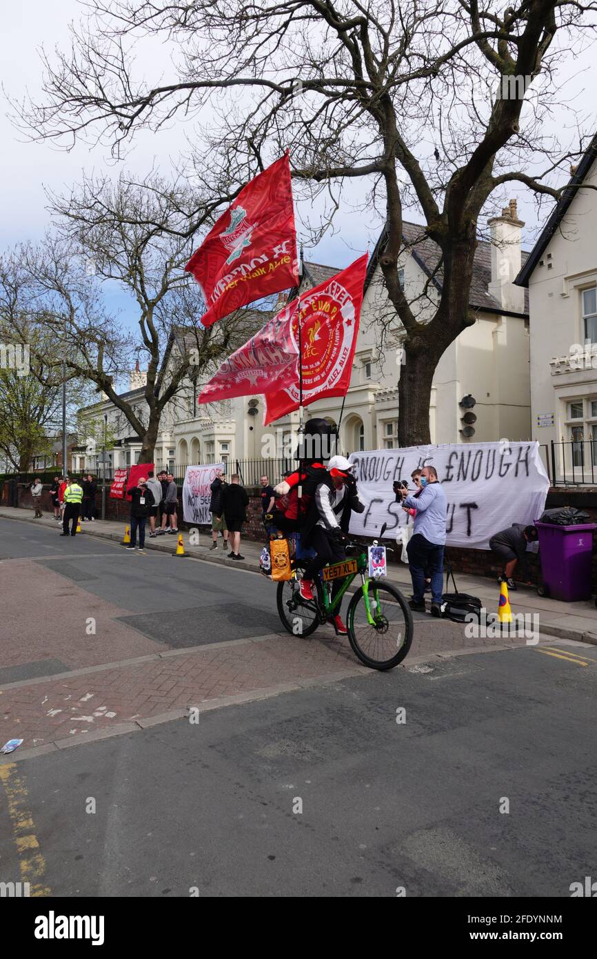 Liverpool, Regno Unito. 24 Apr 2021. I tifosi di LFC protestano prima della partita di casa contro Newcastle United ad Anfield presso i proprietari di club FSG recente ha interrotto la decisione di aderire alla nuova European Super League. Credit: ken biggs/Alamy Live News Foto Stock