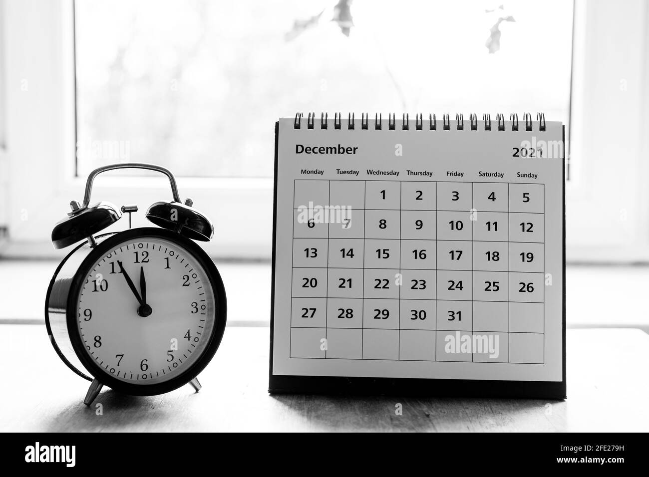 Calendario in scala di grigi di dicembre 2021 - pagina del mese in cui viene visualizzata la data tavolo di legno Foto Stock