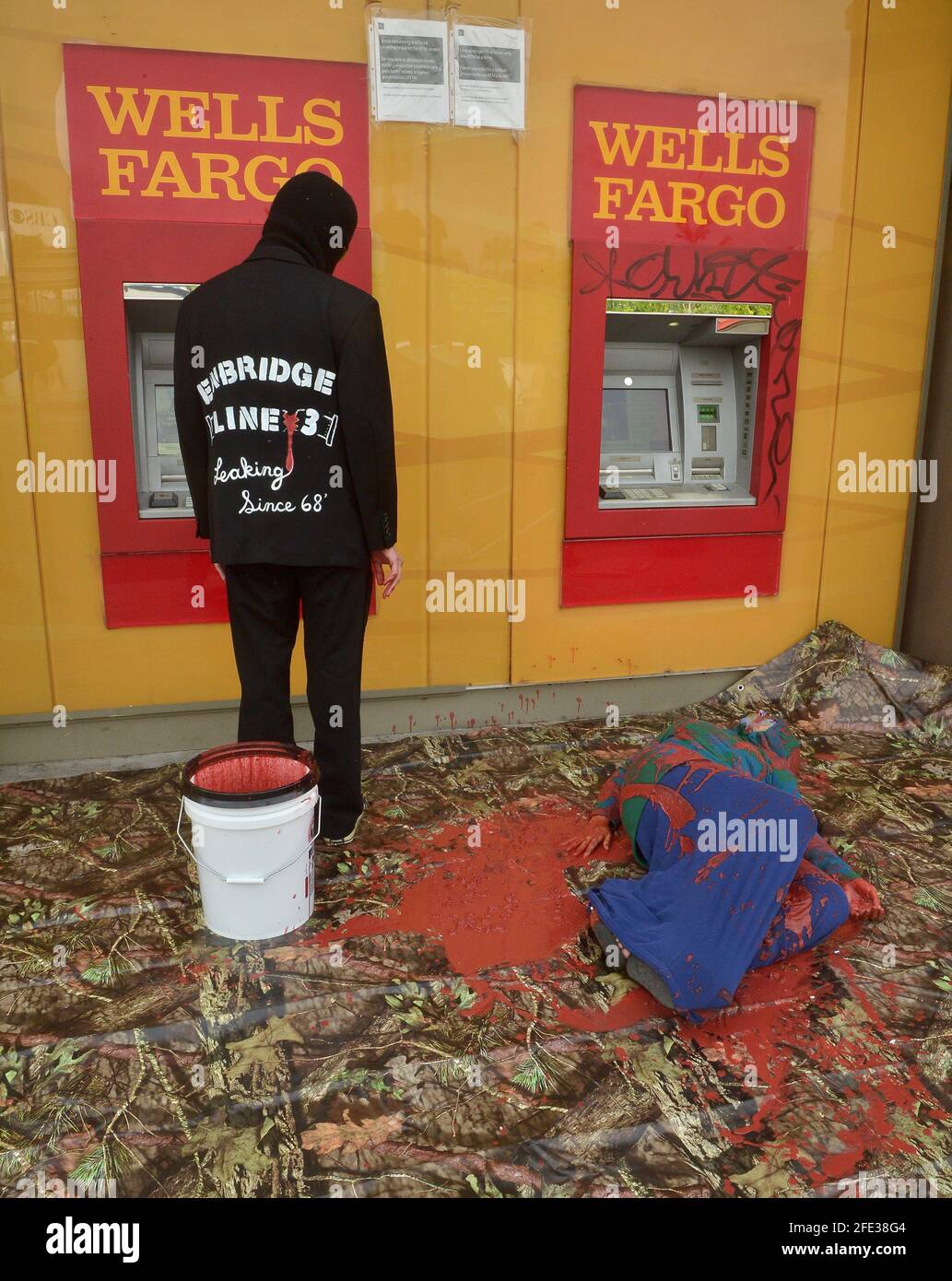 Los Angeles, Stati Uniti. 24 Apr 2021. I manifestanti sono teatro di strada di fronte a un ATM come parte di un 'Grimevance Gathering' per chiedere che Wells Fargo 'ritrae immediatamente il suo investimento nel progetto di oleodotto di sabbie bituminose della linea 3 di Enbridge' presso una filiale della banca Wells Fargo nell'area Fairfax di Los Angeles venerdì 23 aprile 2021. I dimostranti sostengono che il progetto accrescirebbe il rischio di una "catastrofe ambientale" e disonorerebbe i "trattati indigeni". Wells Fargo è uno dei più grandi banchieri di progetti di combustibili fossili del mondo. Foto di Jim Ruymen Credit: UPI/Alamy Live News Foto Stock