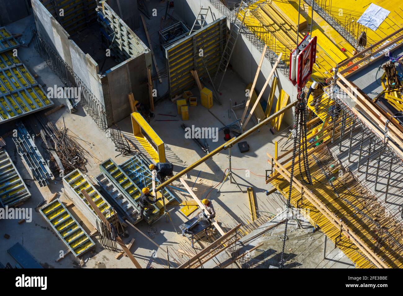 Wien, Vienna: Lavoratori edili fanno casseri per pareti, cantiere, progetto 'Danube Flats' nel 22. Donaustadt, Vienna, Austria Foto Stock