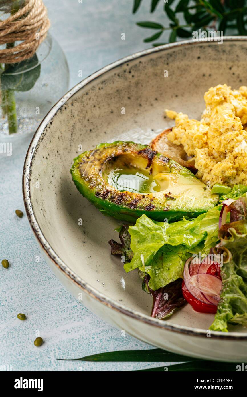 Scrostate il toast con avocado alla griglia e insalata Foto Stock